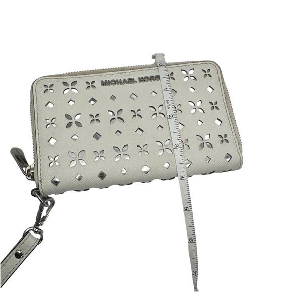MICHAEL KORS Off white and Silver Jet Set Wallet - Picture 10 of 10